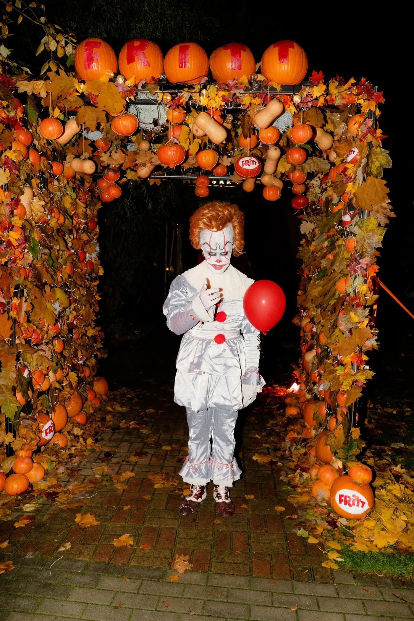 FRITT Kürbis-Torbogen am Eingang mit Pennywise-Gast