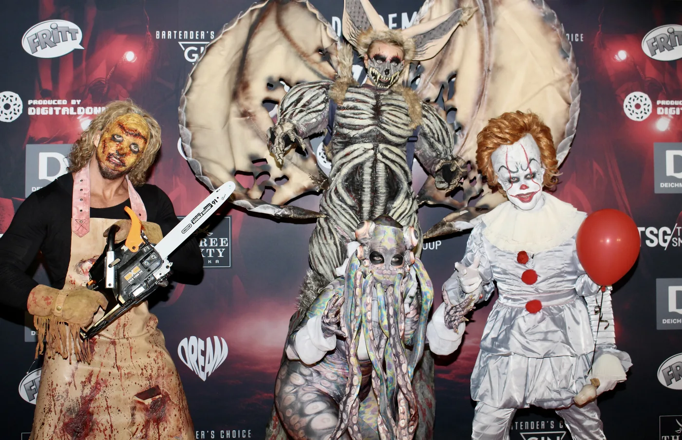 Leatherface, Dämonenkreatur auf Stelzen und Pennywise auf dem Red Carpet der Freakshow