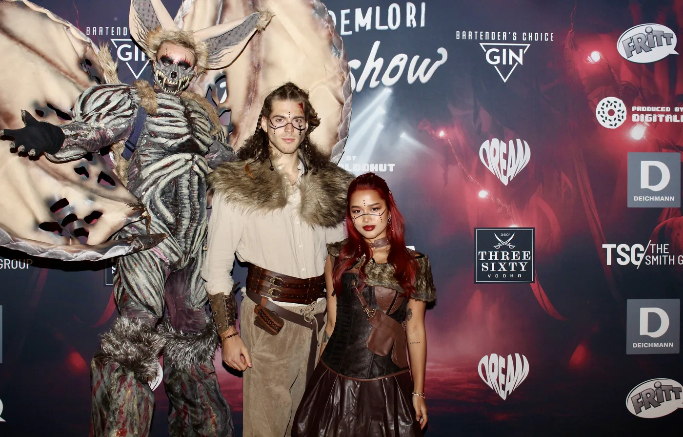 Gäste als Krieger und Dämon auf dem Freakshow Red Carpet