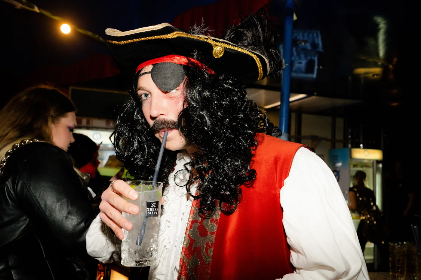 Gäste in Halloween-Kostümen beim Circus Event