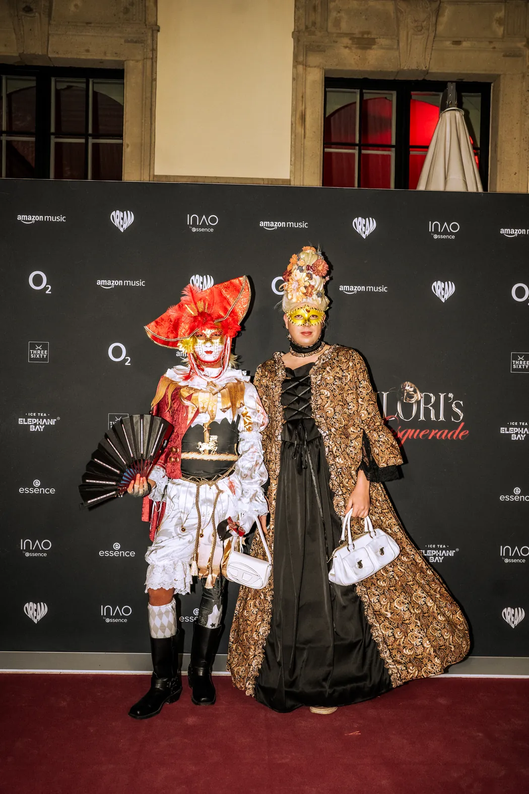 Paar in venezianischen Masken und Barock-Mänteln