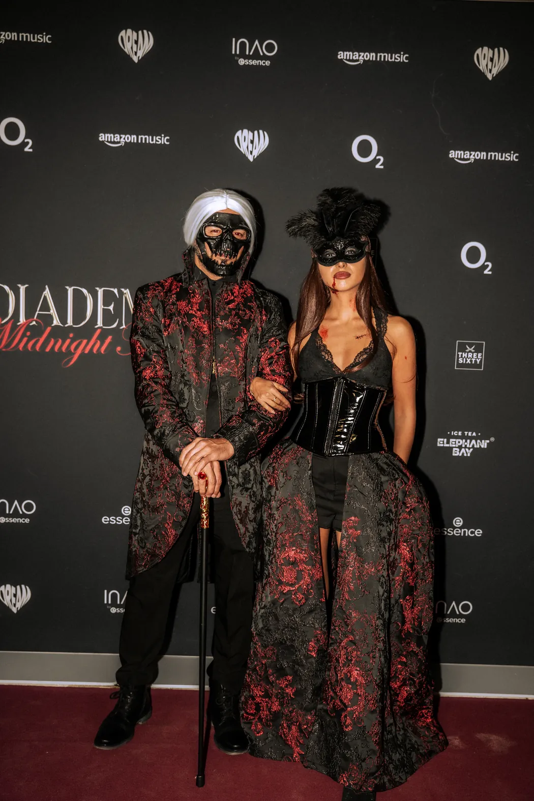 Paar in schwarz-roten Gothic-Kostümen