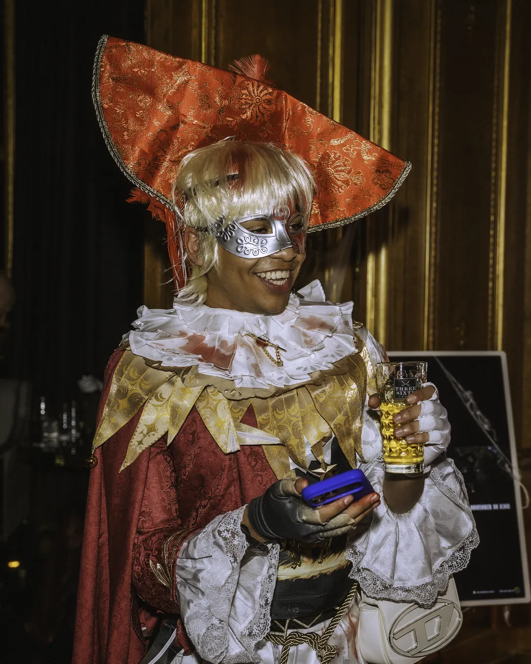 Gast im goldenen Harlekin-Kostüm