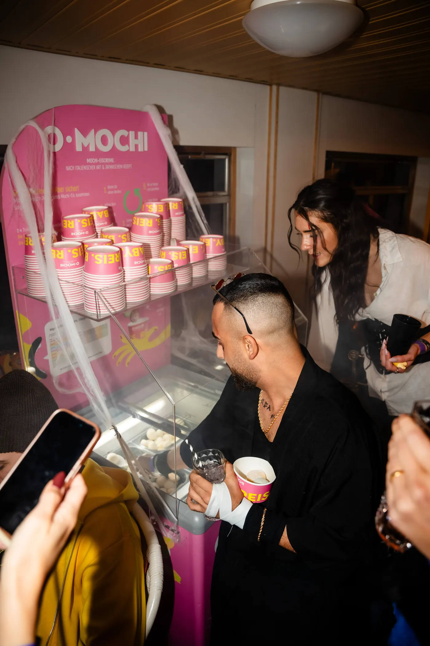 Gäste am O·Mochi Eisstand