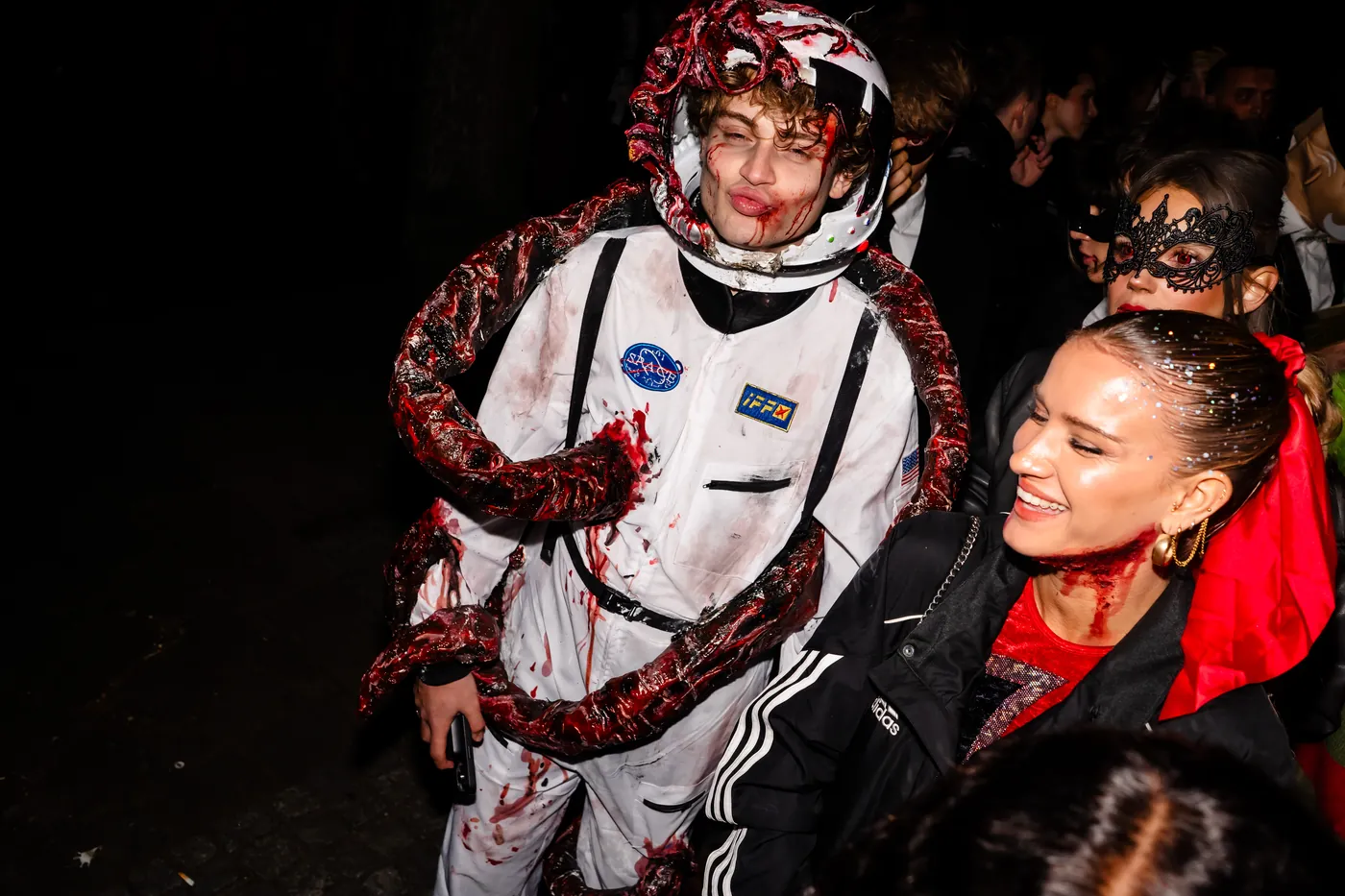Zombie-Astronaut und Rotkäppchen-Gästin beim Schiffswrack Event